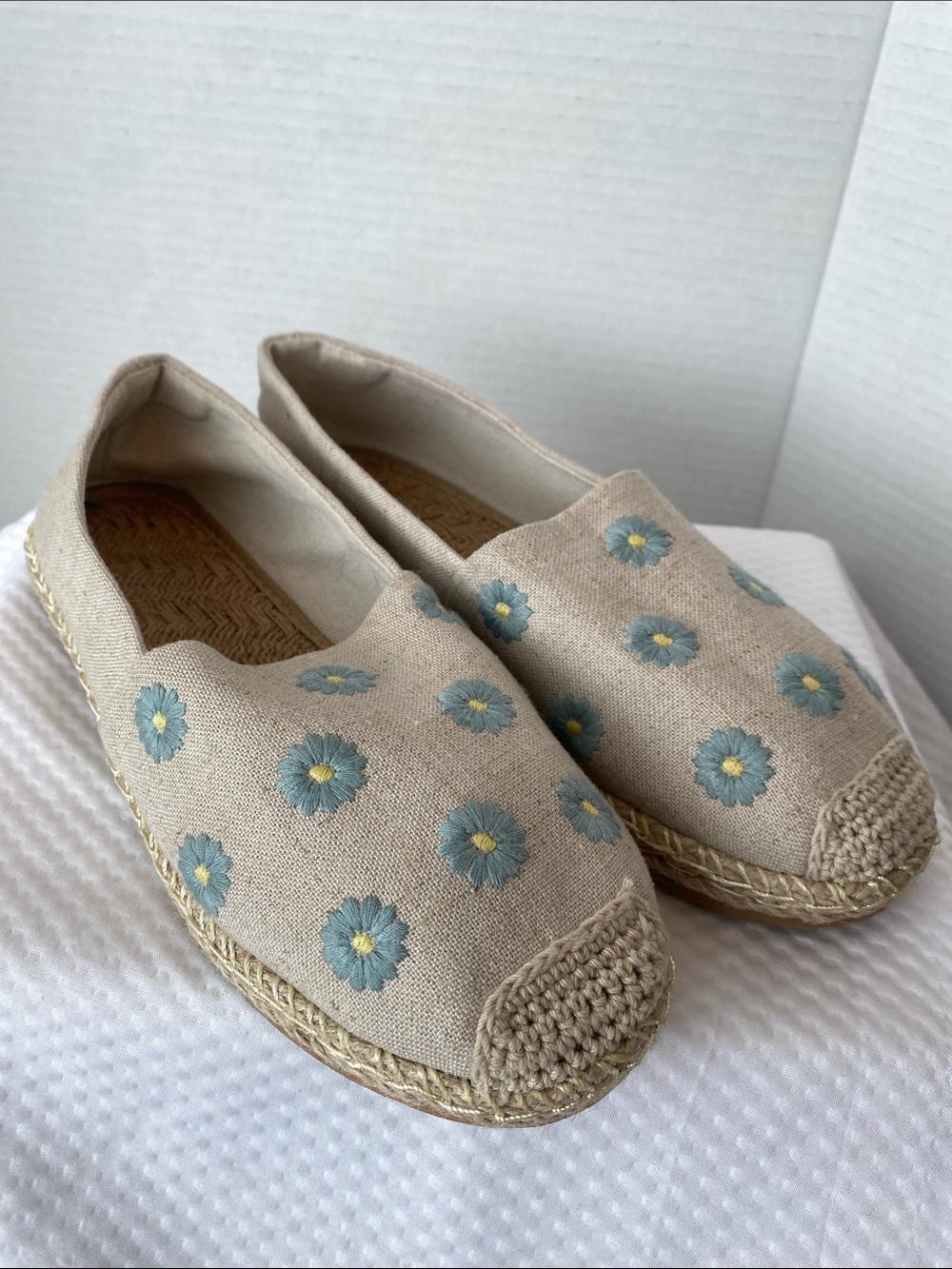 New Women's Daisy Embroidered Canvas Espadrilles Slip-On Flats - Size 8 / 8.5